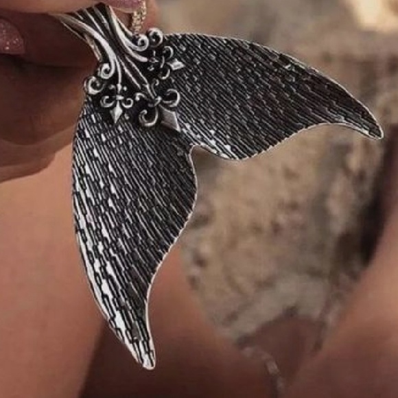 New Mermaid Necklace - Picture 3 of 3